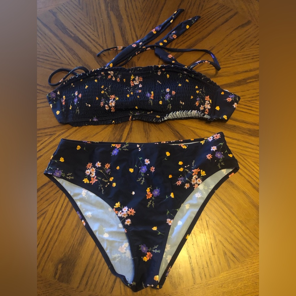 Cupshe 2 piece bathing suit. Halter top/ bikini bottoms. NWT ladies L